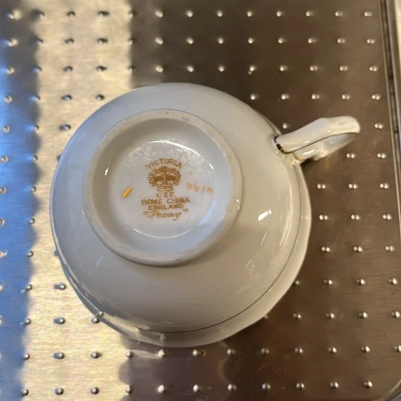 Victoria C & E bone china Peony hand painted tea cup & saucer - Picture 7 of 8